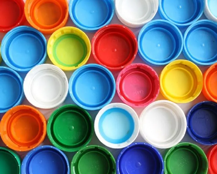 Emmagatzemeu el motlle per fer una gorra d’aigua o una gorra de soda